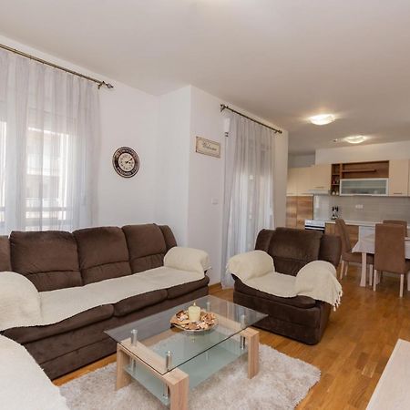 City Compass Apartment 2 Podgoriţa Exterior foto