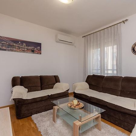 City Compass Apartment 2 Podgoriţa Exterior foto