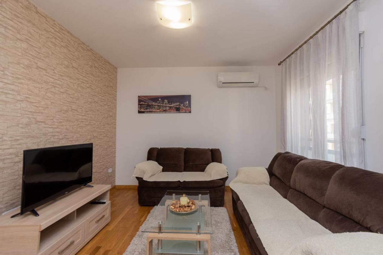 City Compass Apartment 2 Podgoriţa Exterior foto