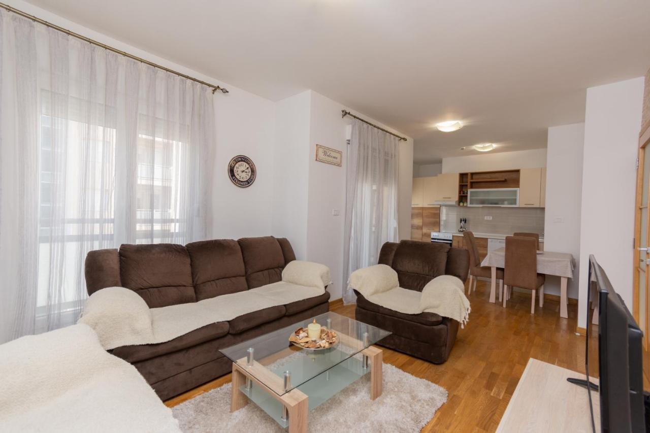 City Compass Apartment 2 Podgoriţa Exterior foto