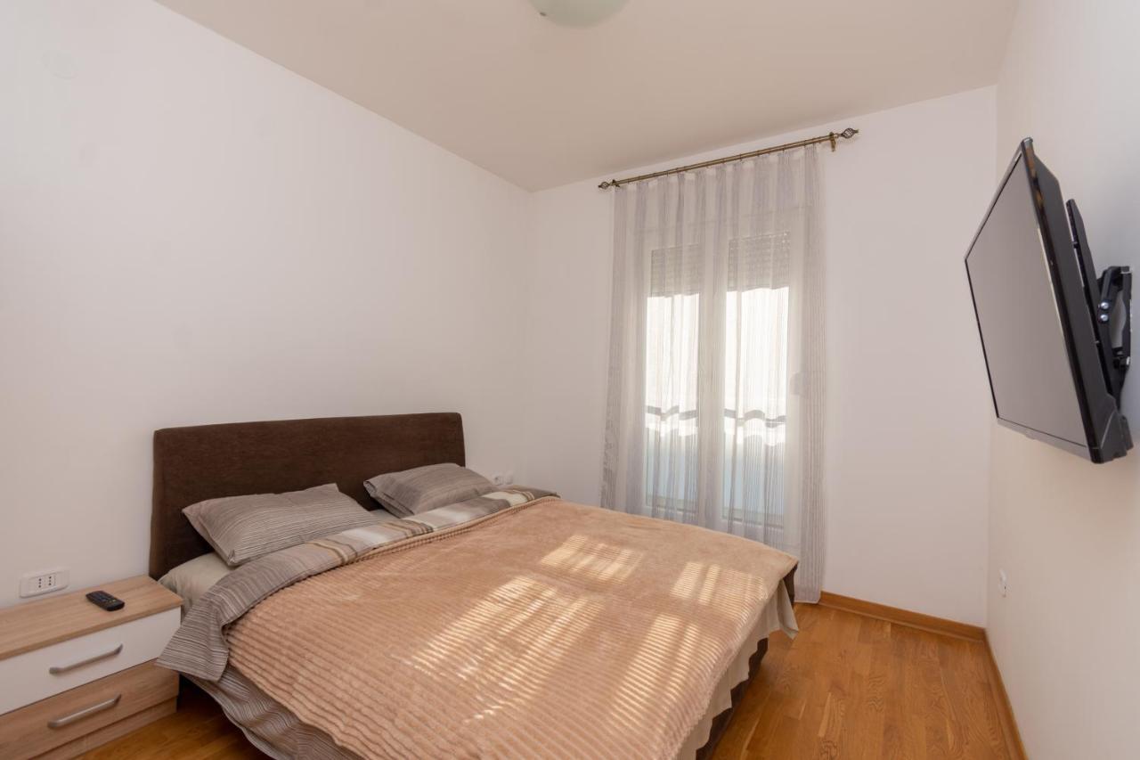 City Compass Apartment 2 Podgoriţa Exterior foto
