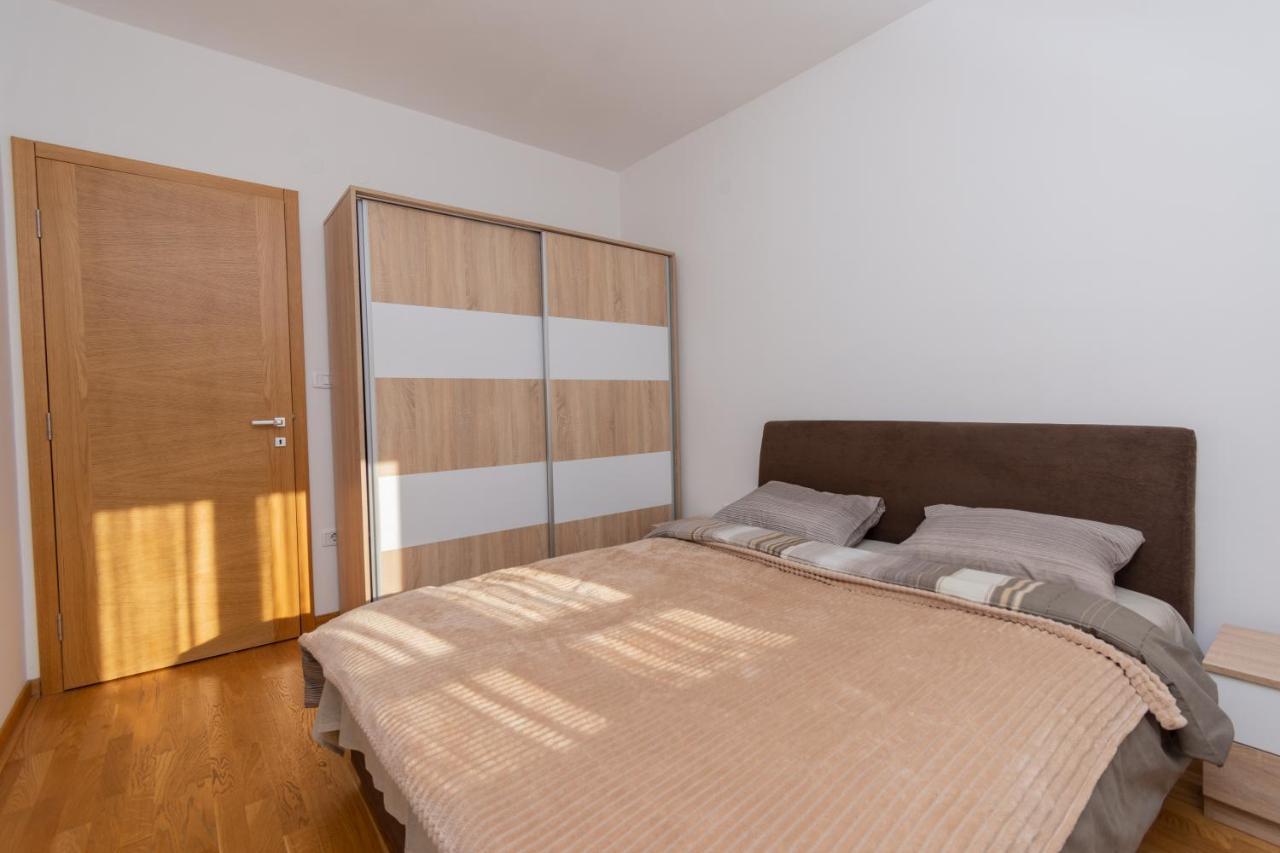 City Compass Apartment 2 Podgoriţa Exterior foto