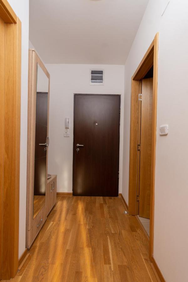 City Compass Apartment 2 Podgoriţa Exterior foto